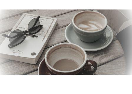 O knihe pri káve - október