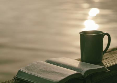 O knihe pri káve v máji